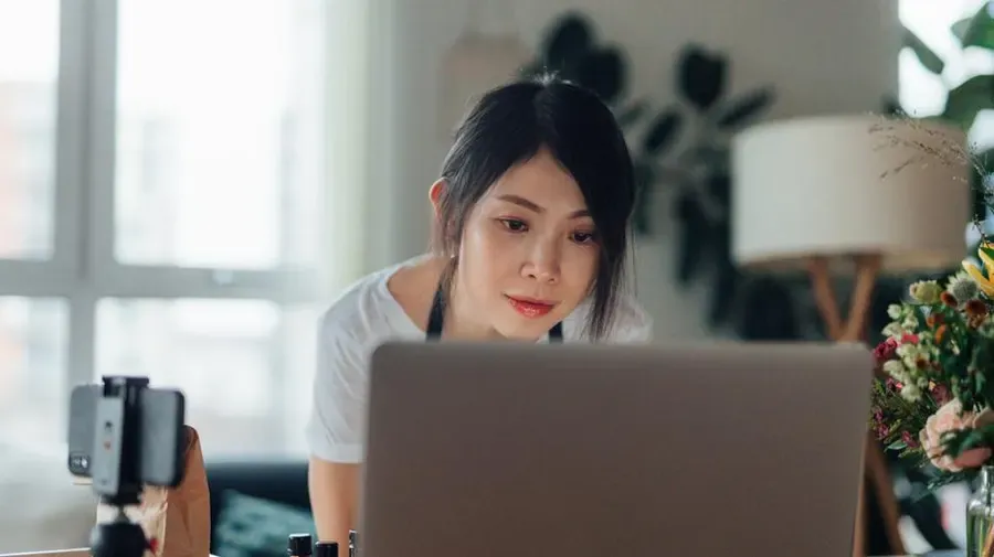 Best digital side hustles to increase monthly income fast for beginners