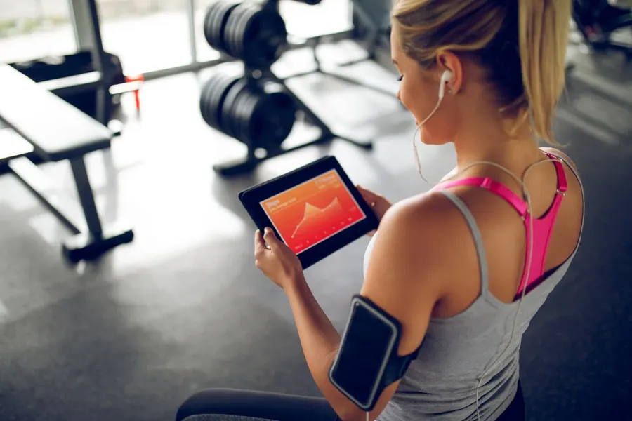 Methods to track fitness progress effectively without a personal trainer